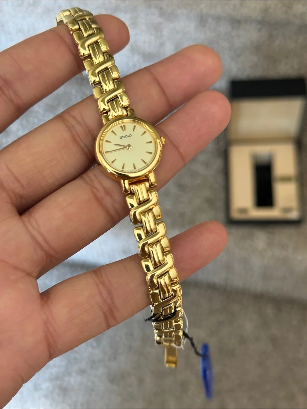 Seiko vintage 90s Women's Gold Link Bracelet Watch with Cream Dial new old stock